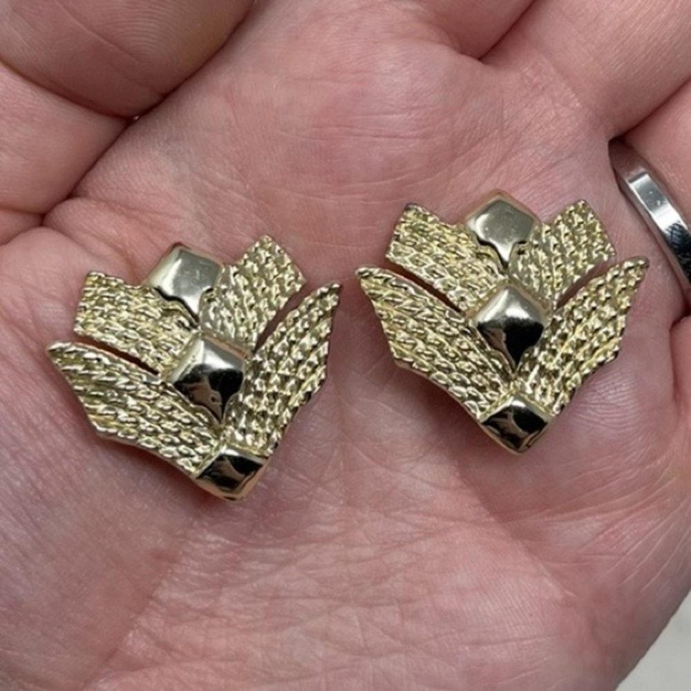 Vintage Signed Leru Gold Tone Clip On Earrings Retro Classy Modernist